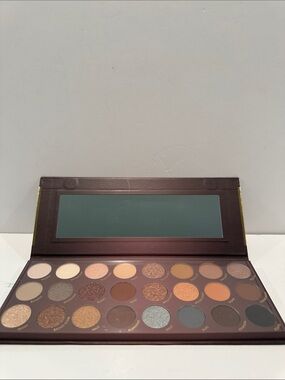Beauty Evolved 24 Piece Nude Eyeshadow Palette.